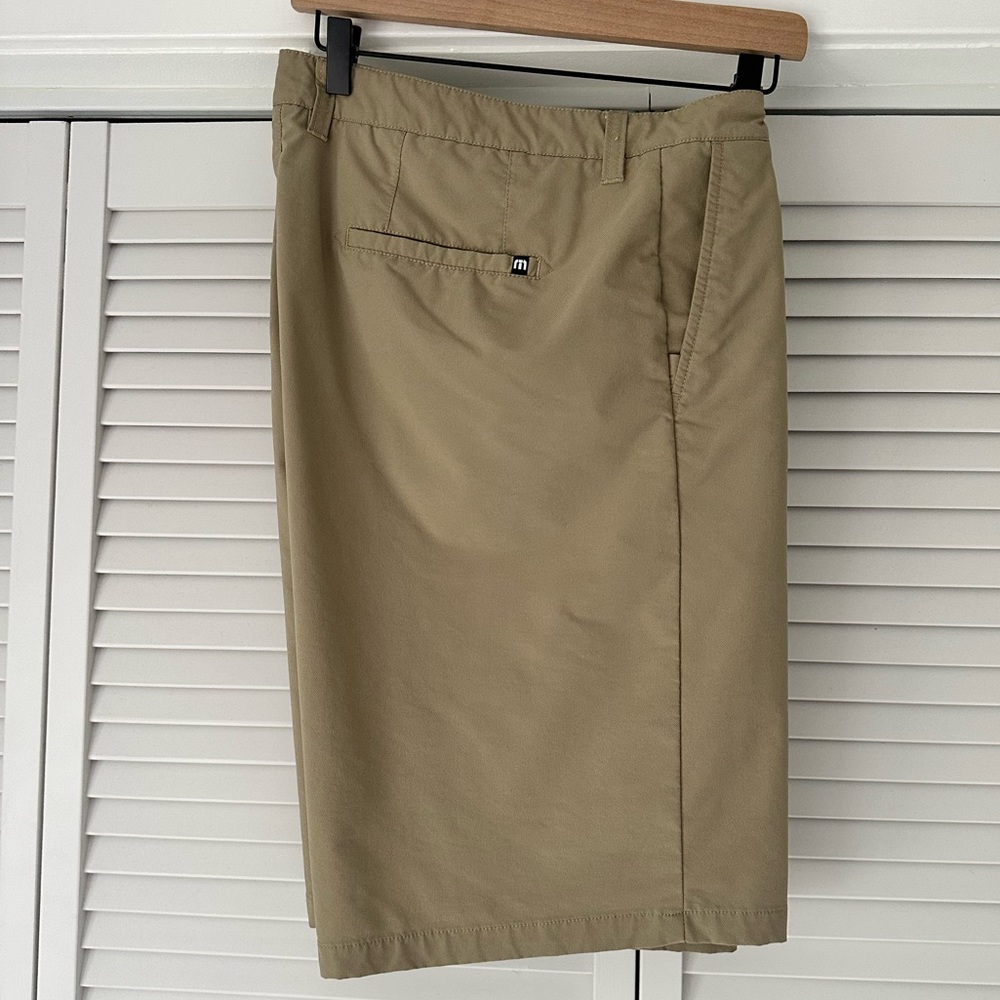 Men’s Travis Mathew golf shorts